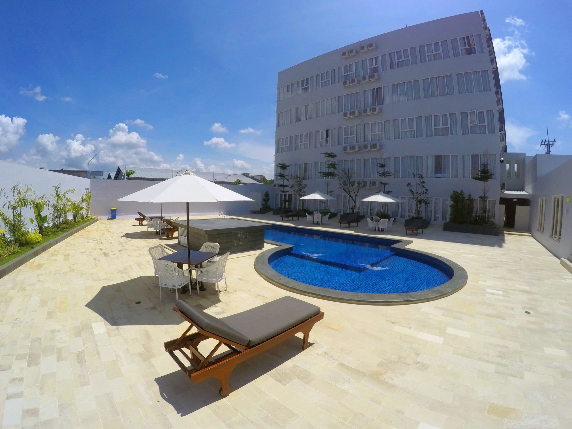 Front One Hotel Pamekasan Madura Extérieur photo