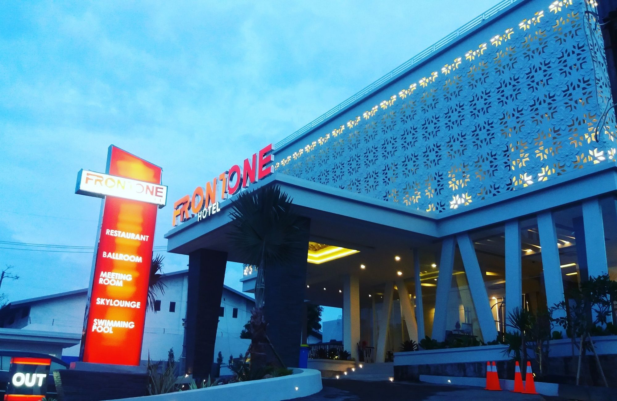 Front One Hotel Pamekasan Madura Extérieur photo